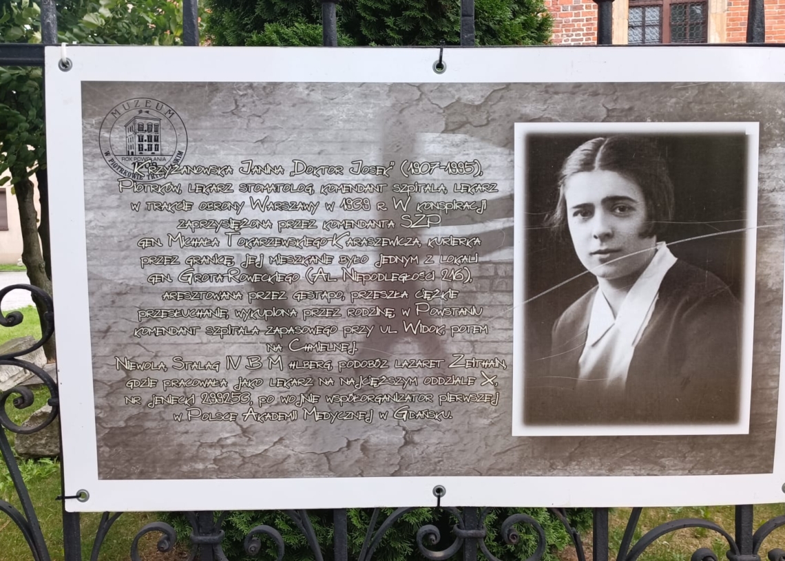 Plenerowa ekspozycja na parkanie piotrkowskiego muzeum. Pamięć o Powstaniu Warszawskim