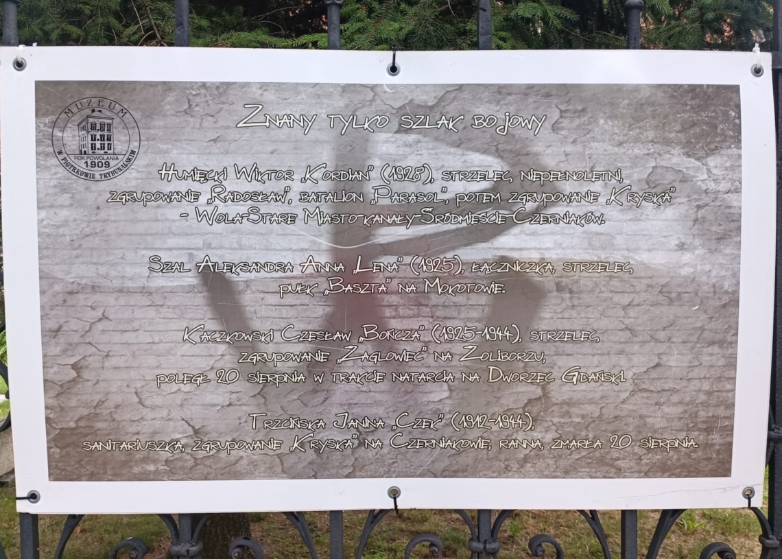 Plenerowa ekspozycja na parkanie piotrkowskiego muzeum. Pamięć o Powstaniu Warszawskim