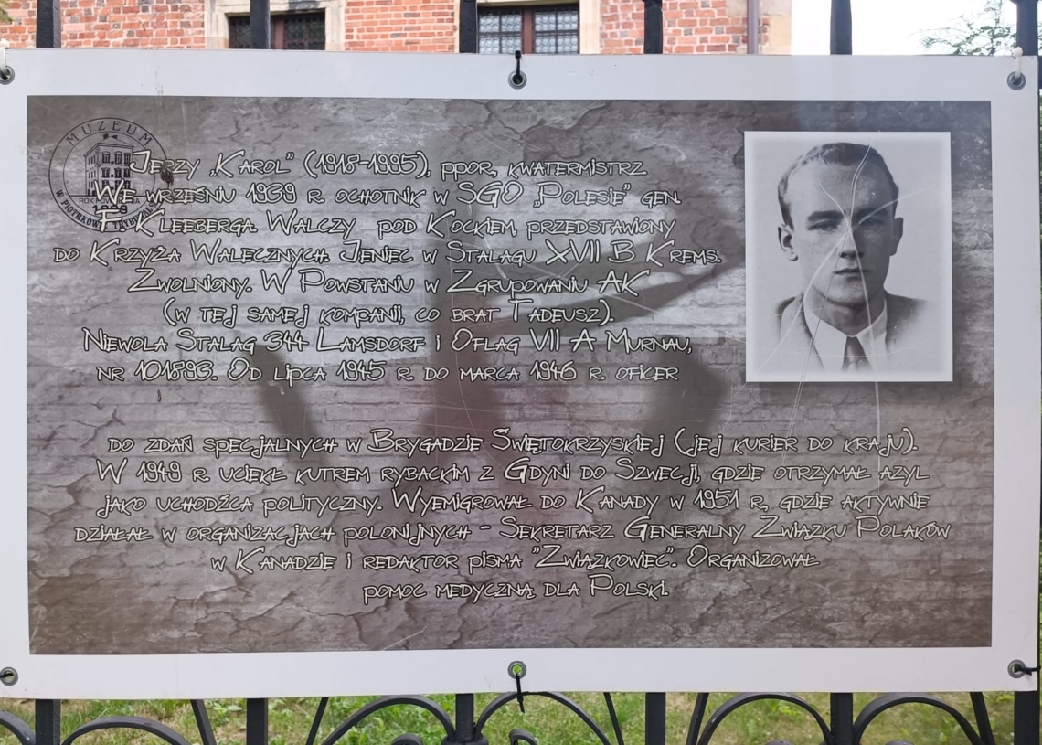 Plenerowa ekspozycja na parkanie piotrkowskiego muzeum. Pamięć o Powstaniu Warszawskim