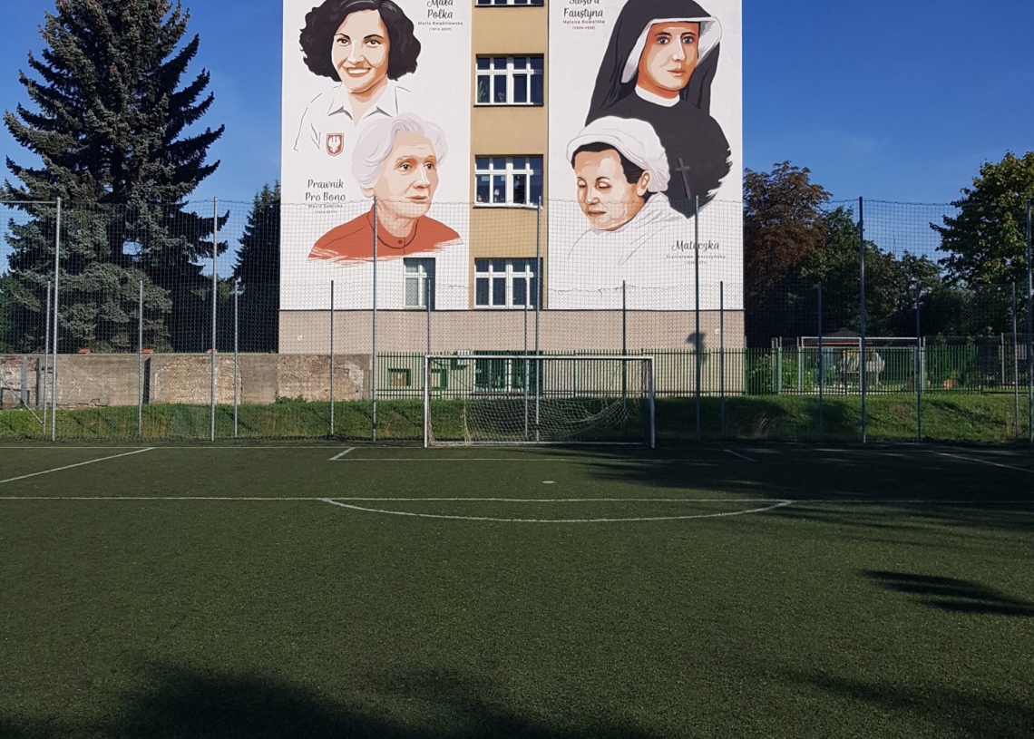 Mural 4 wyjątkowych kobiet związanych z Łodzią na budynku Bernardyńskiej Szkoły Podstawowej