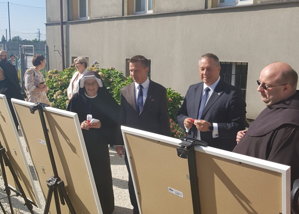 Mural 4 wyjątkowych kobiet związanych z Łodzią na budynku Bernardyńskiej Szkoły Podstawowej