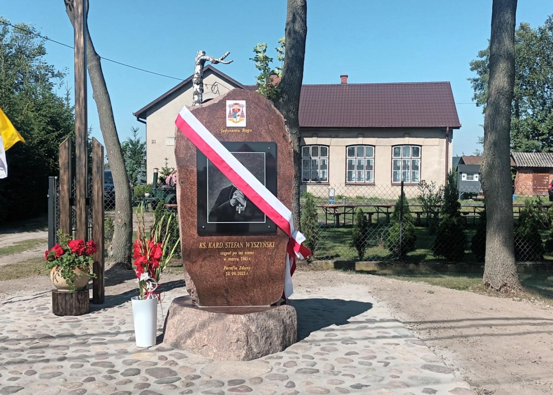 Kamień pamiątkowy poświęcony kard. Stefanowi Wyszyńskiemu w Maurzycach