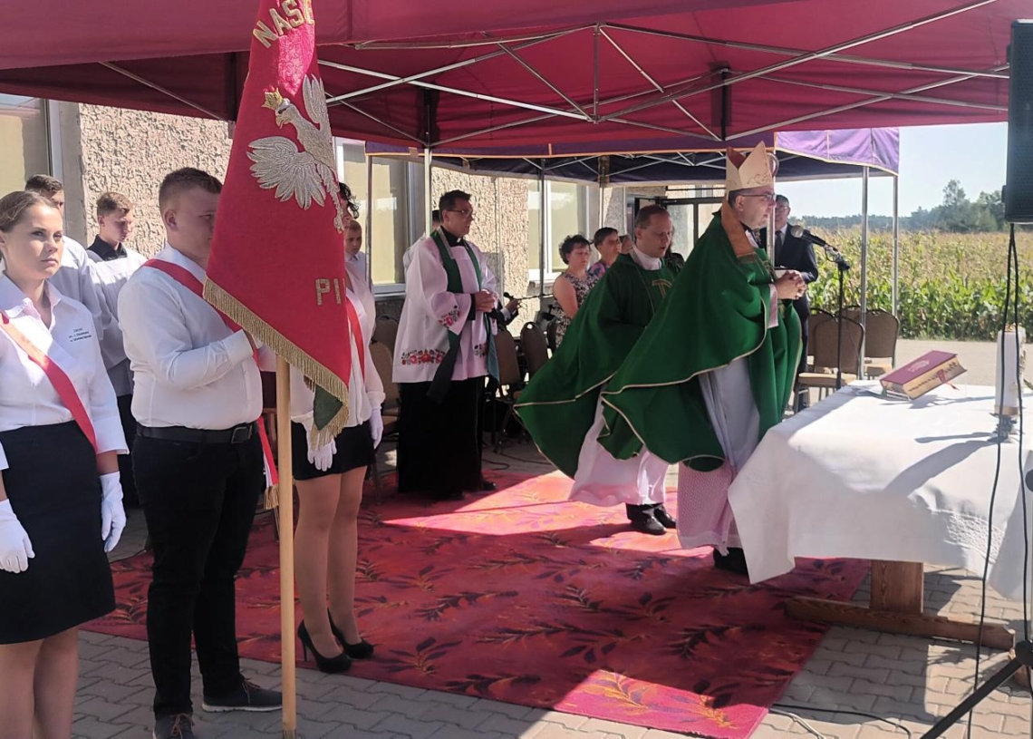 Kamień pamiątkowy poświęcony kard. Stefanowi Wyszyńskiemu w Maurzycach