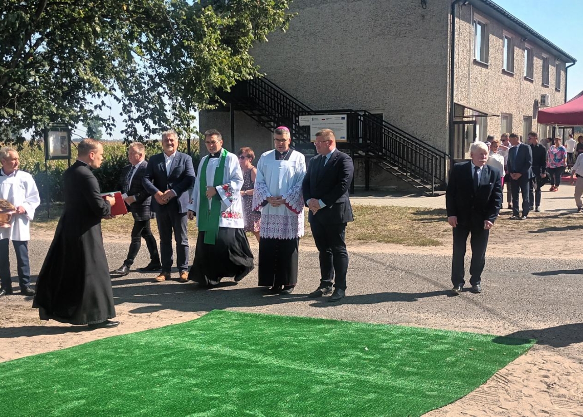 Kamień pamiątkowy poświęcony kard. Stefanowi Wyszyńskiemu w Maurzycach