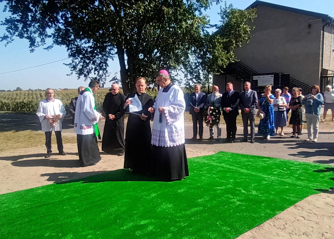 Kamień pamiątkowy poświęcony kard. Stefanowi Wyszyńskiemu w Maurzycach