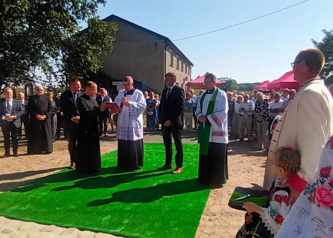 Kamień pamiątkowy poświęcony kard. Stefanowi Wyszyńskiemu w Maurzycach
