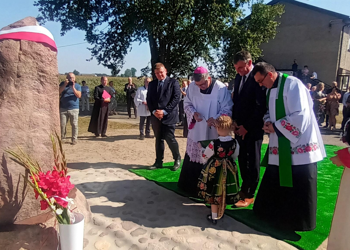 Kamień pamiątkowy poświęcony kard. Stefanowi Wyszyńskiemu w Maurzycach