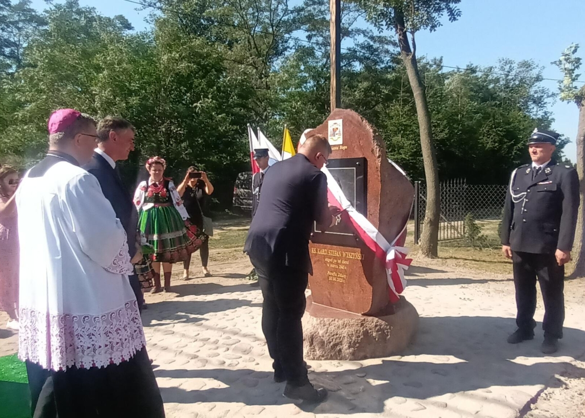 Kamień pamiątkowy poświęcony kard. Stefanowi Wyszyńskiemu w Maurzycach