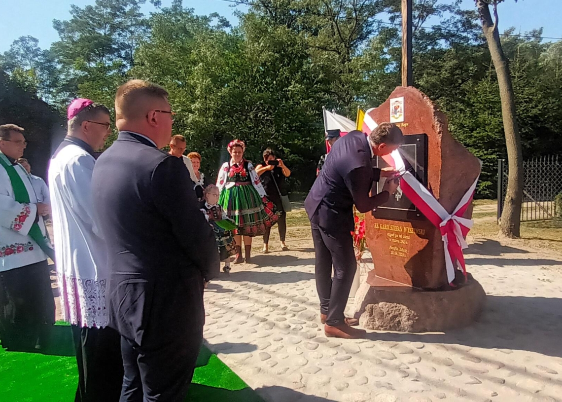 Kamień pamiątkowy poświęcony kard. Stefanowi Wyszyńskiemu w Maurzycach