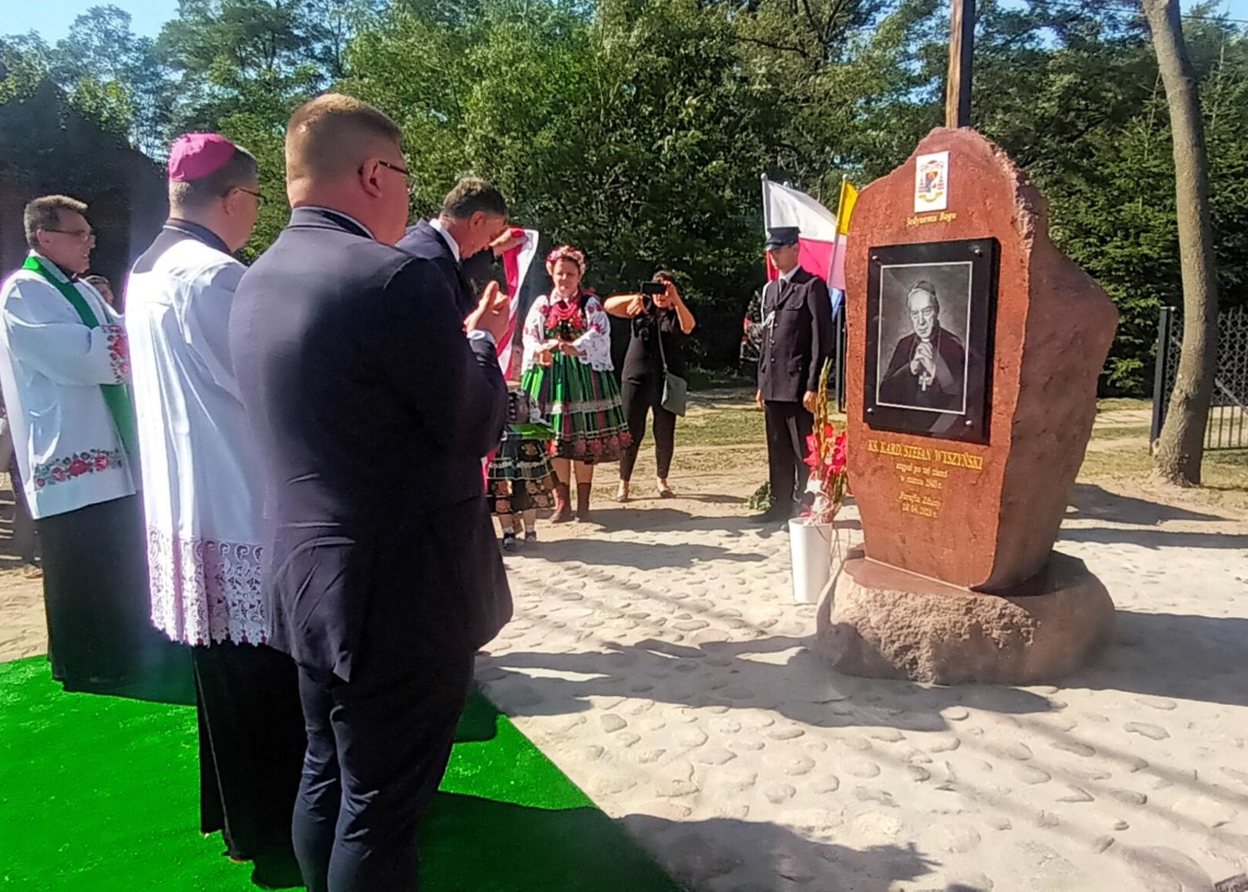 Kamień pamiątkowy poświęcony kard. Stefanowi Wyszyńskiemu w Maurzycach