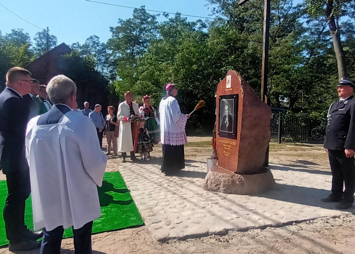 Kamień pamiątkowy poświęcony kard. Stefanowi Wyszyńskiemu w Maurzycach
