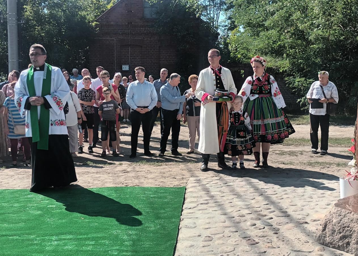 Kamień pamiątkowy poświęcony kard. Stefanowi Wyszyńskiemu w Maurzycach