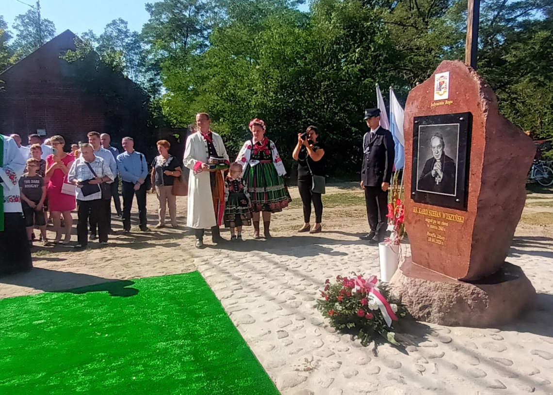 Kamień pamiątkowy poświęcony kard. Stefanowi Wyszyńskiemu w Maurzycach