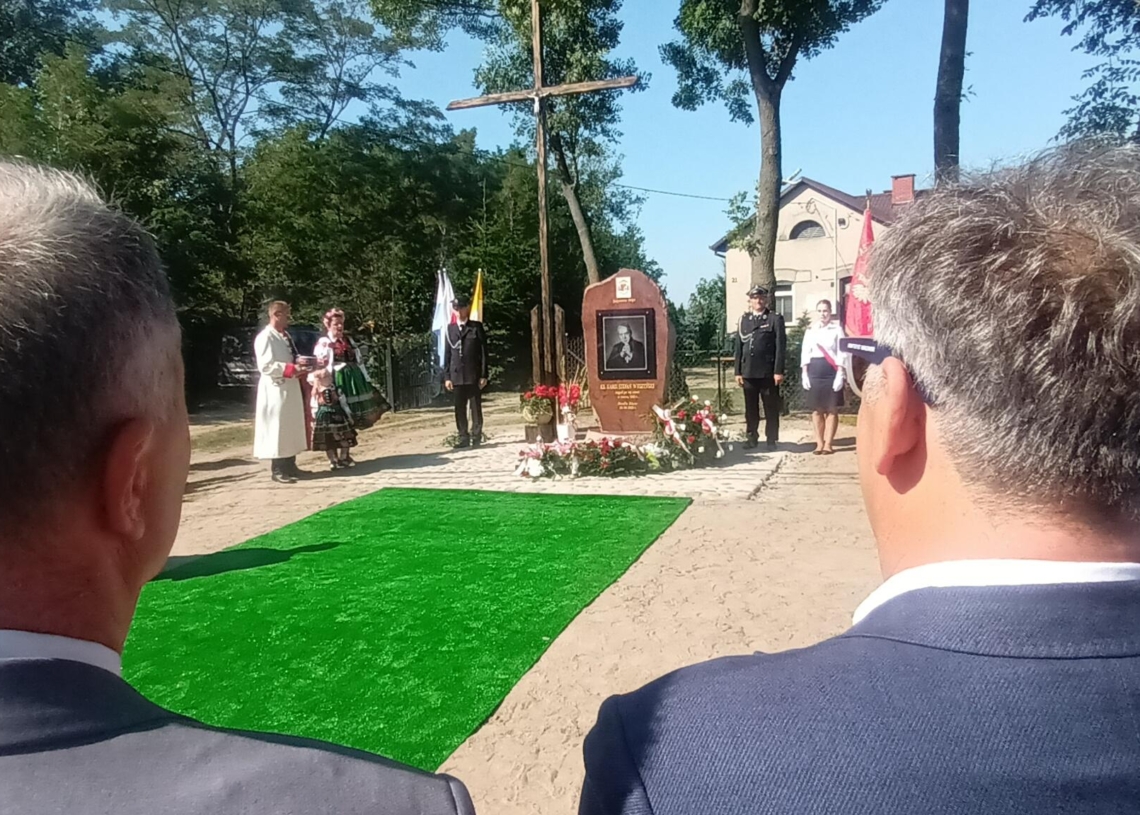 Kamień pamiątkowy poświęcony kard. Stefanowi Wyszyńskiemu w Maurzycach