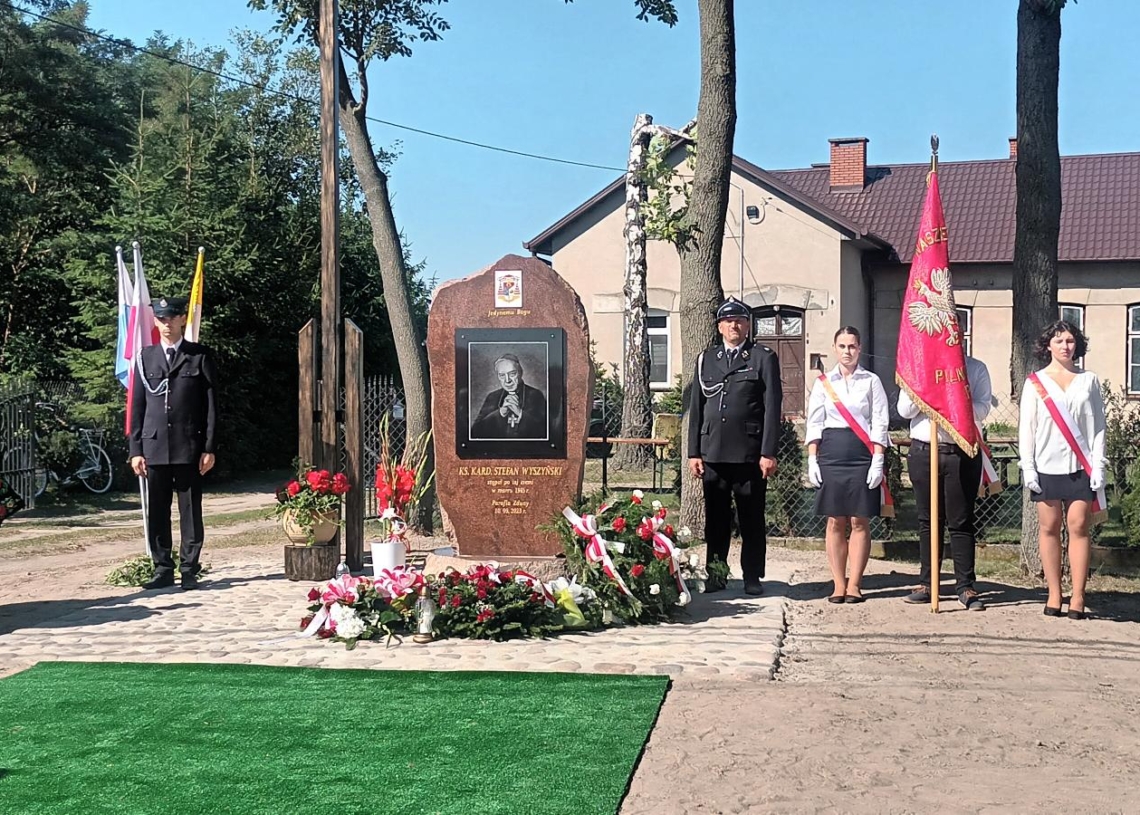 Kamień pamiątkowy poświęcony kard. Stefanowi Wyszyńskiemu w Maurzycach