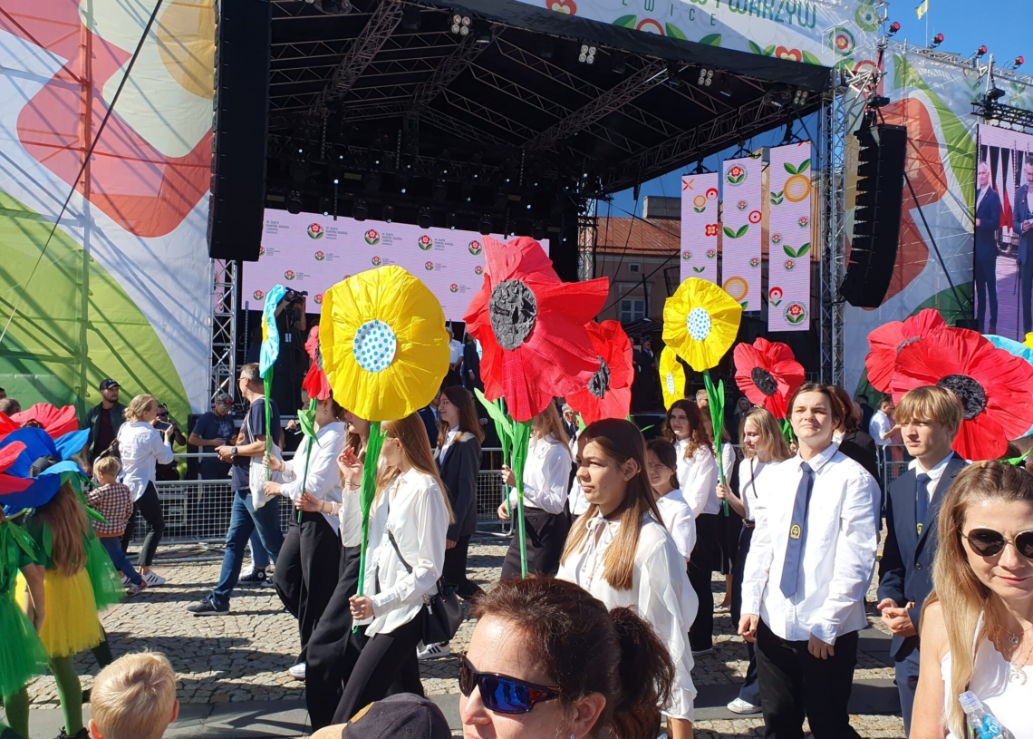 Parada rozpoczynająca 46. Skierniewickie Święto Kwiatów, Owoców i Warzyw z udziałem prezydenta Andrzeja Dudy [ZDJĘCIA, WIDEO]