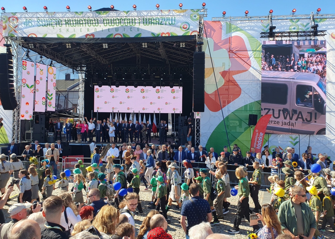 Parada rozpoczynająca 46. Skierniewickie Święto Kwiatów, Owoców i Warzyw z udziałem prezydenta Andrzeja Dudy