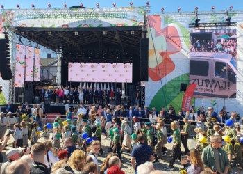 Parada rozpoczynająca 46. Skierniewickie Święto Kwiatów, Owoców i Warzyw z udziałem prezydenta Andrzeja Dudy