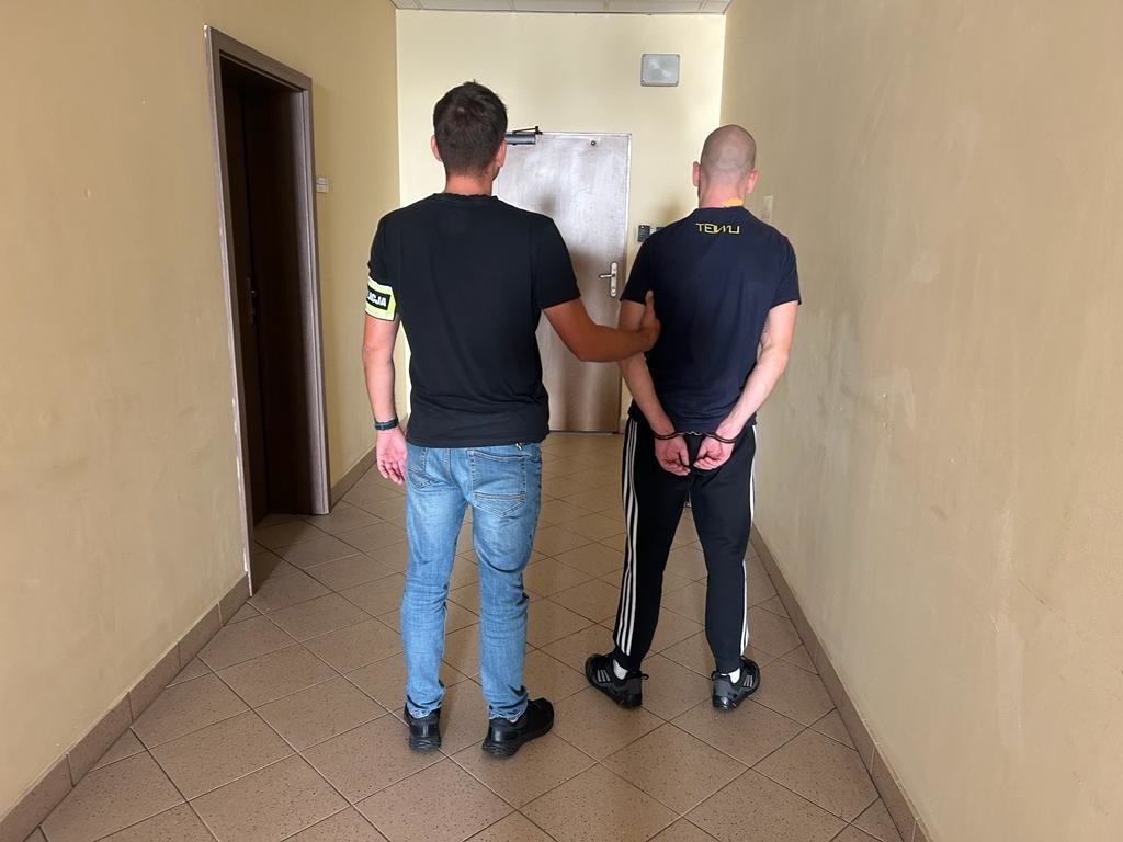schował się przed policjantami pod kołdrą