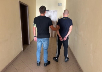schował się przed policjantami pod kołdrą
