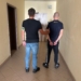 schował się przed policjantami pod kołdrą