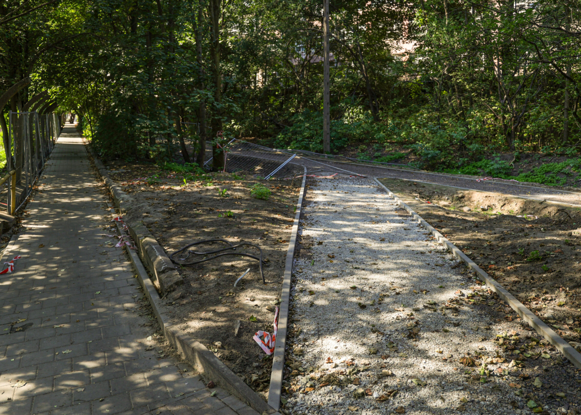 Budowa drogi rowerowej na Księżym Młynie. Wykonano połowę prac