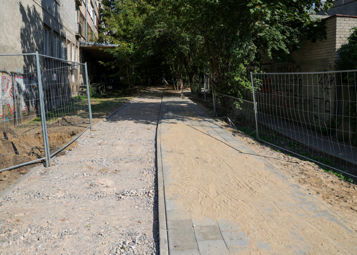 Budowa drogi rowerowej na Księżym Młynie. Wykonano połowę prac