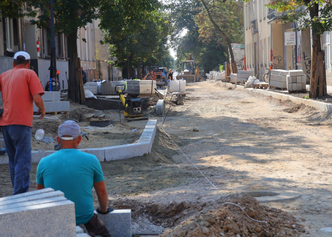 Budowa woonerfu na ulicy Lipowej. Na razie zakończono prace związane z odwodnieniem drogi