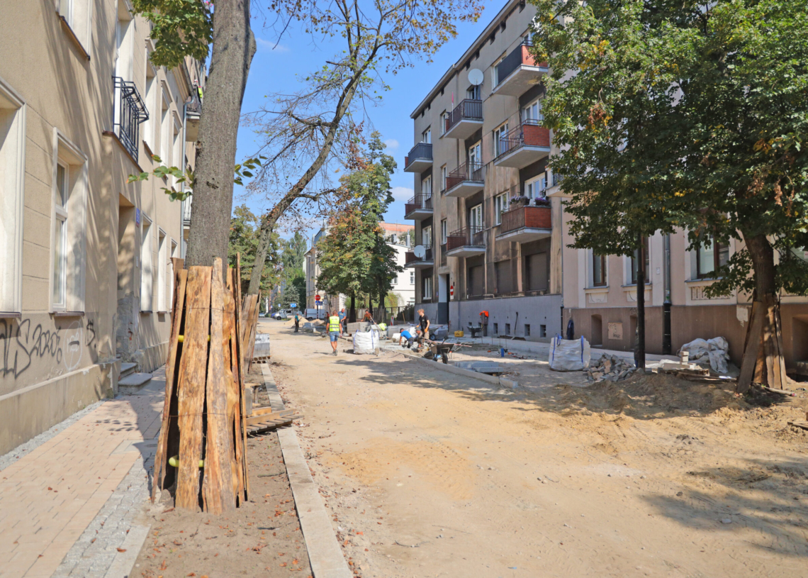 Budowa woonerfu na ulicy Lipowej. Na razie zakończono prace związane z odwodnieniem drogi