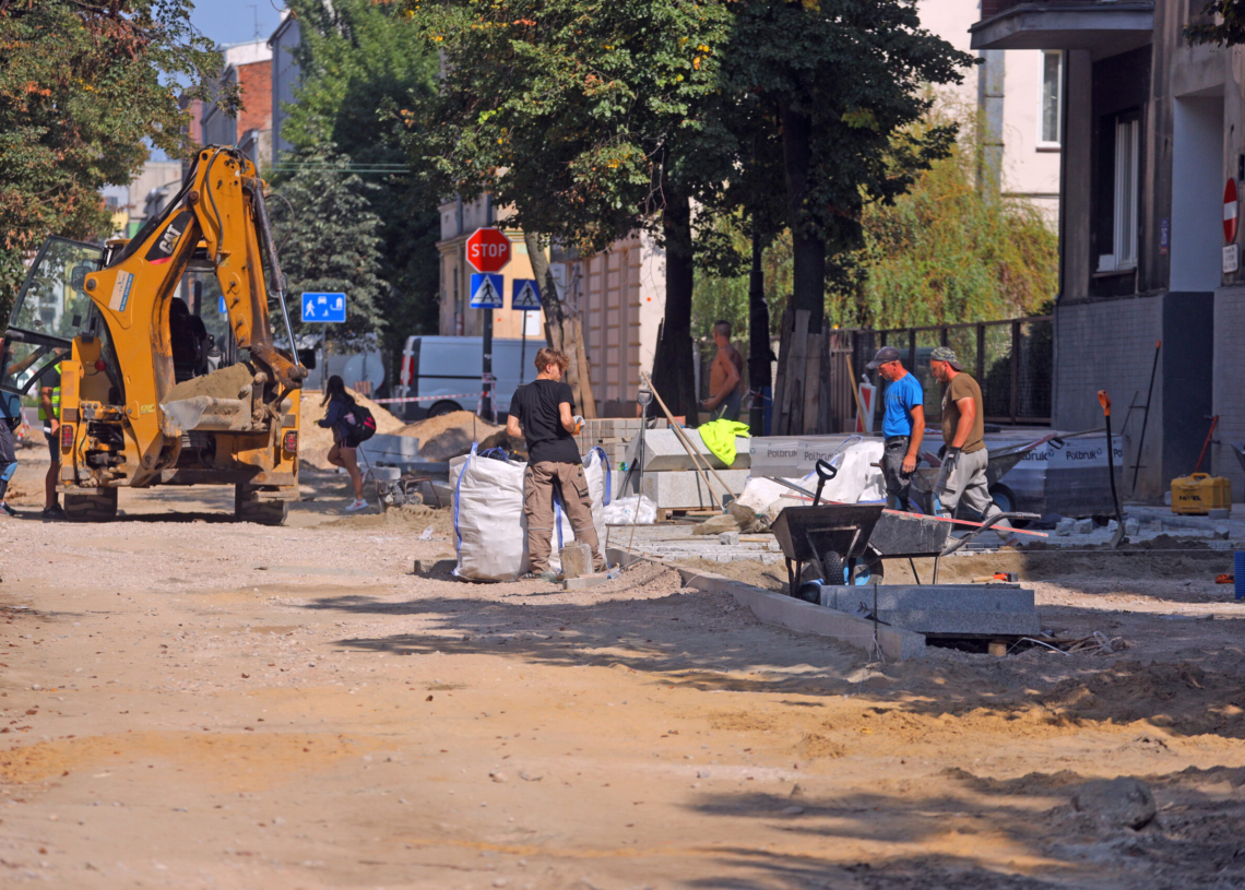 Budowa woonerfu na ulicy Lipowej. Na razie zakończono prace związane z odwodnieniem drogi