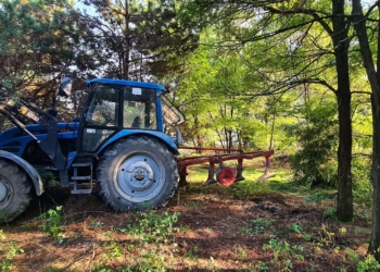 Wjechał traktorem w krzaki i zasnął w kabinie