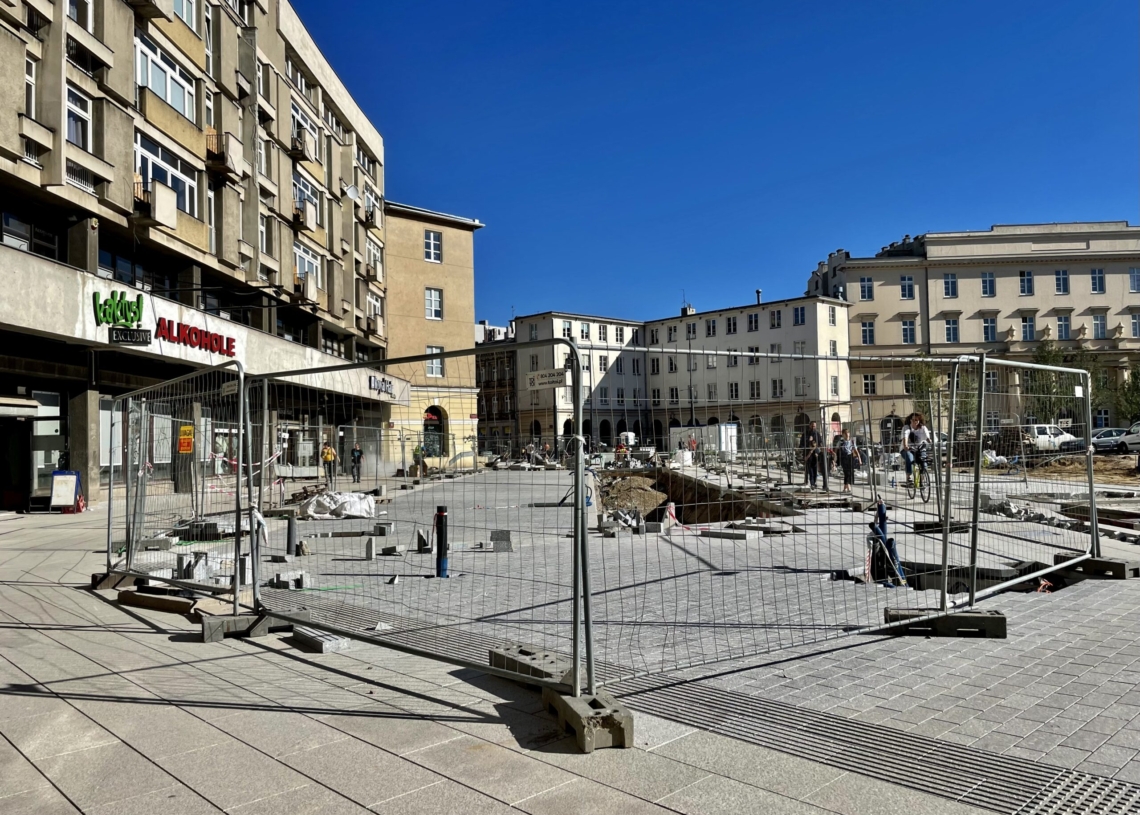 Przebudowa Placu Wolności – przybywa kostki granitowej i torów [ZDJĘCIA+WIDEO]