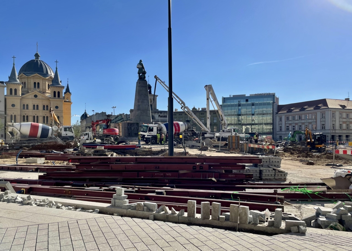 Przebudowa Placu Wolności – przybywa kostki granitowej i torów [ZDJĘCIA+WIDEO]