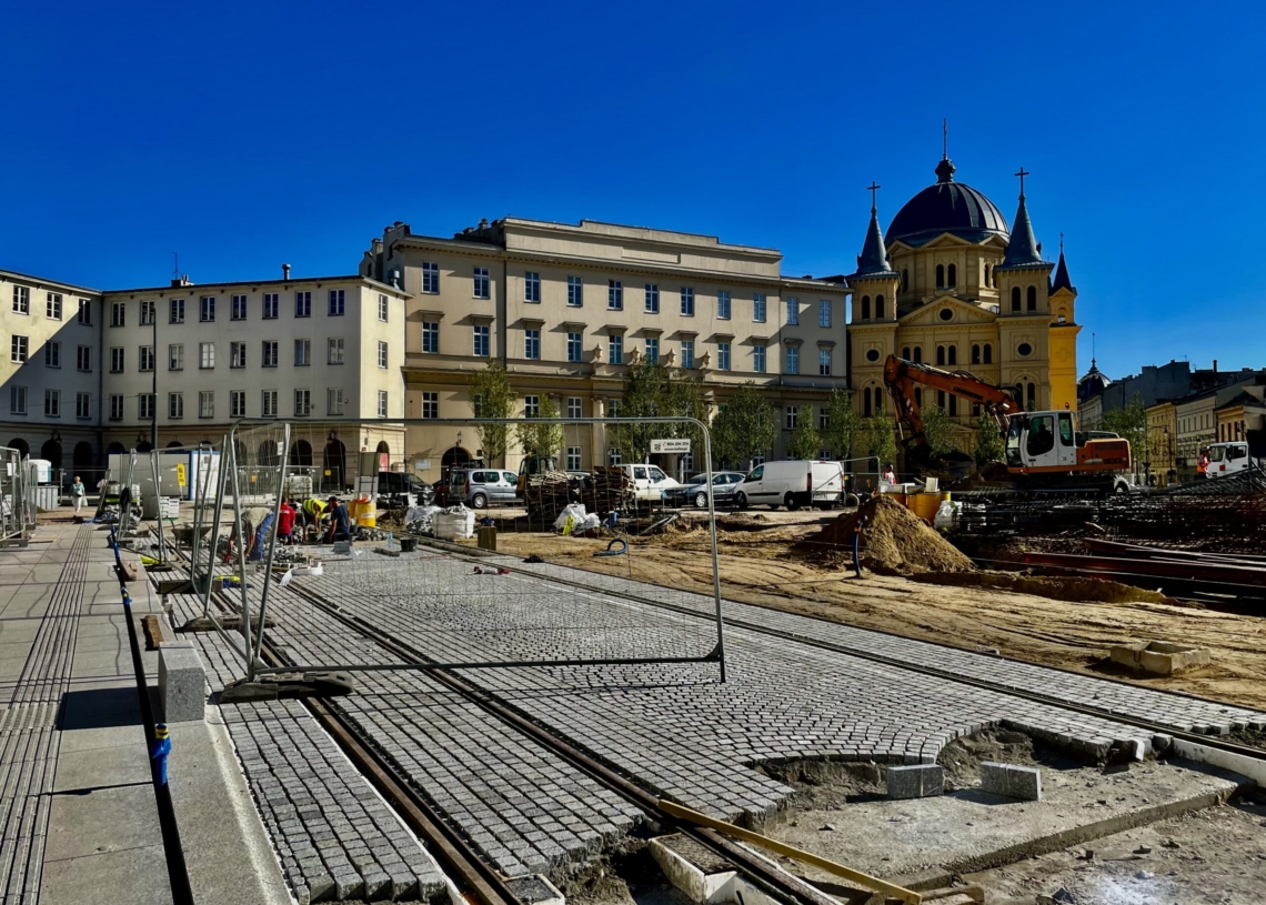Przebudowa Placu Wolności – przybywa kostki granitowej i torów [ZDJĘCIA+WIDEO]