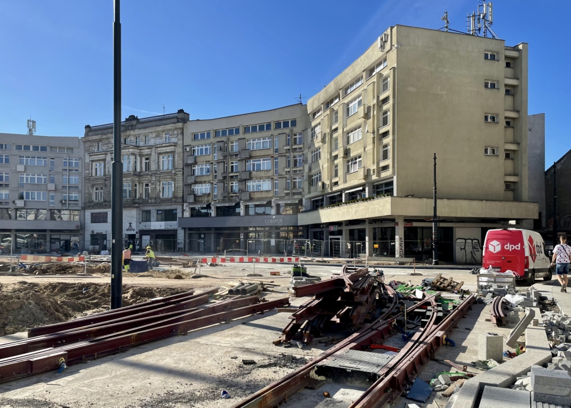 Przebudowa Placu Wolności – przybywa kostki granitowej i torów [ZDJĘCIA+WIDEO]