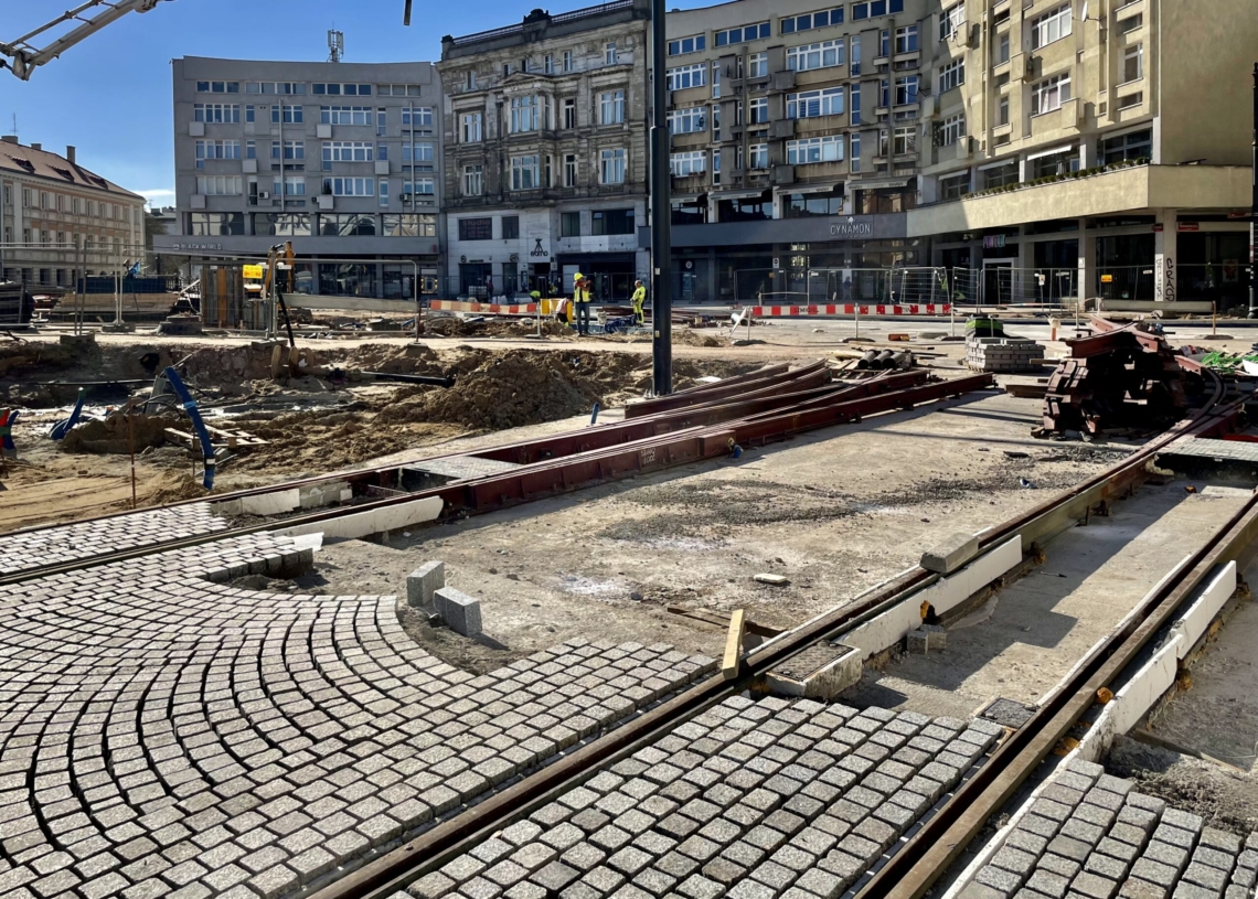 Przebudowa Placu Wolności – przybywa kostki granitowej i torów [ZDJĘCIA+WIDEO]