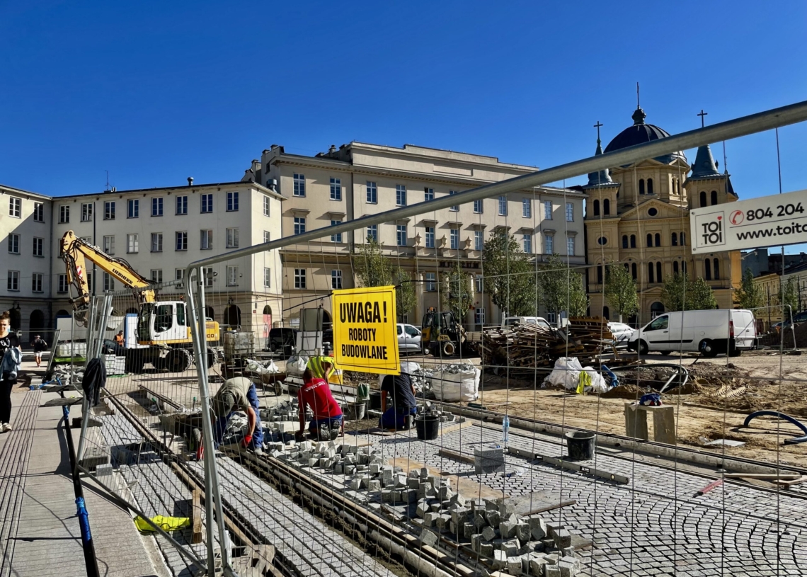 Przebudowa Placu Wolności – przybywa kostki granitowej i torów [ZDJĘCIA+WIDEO]