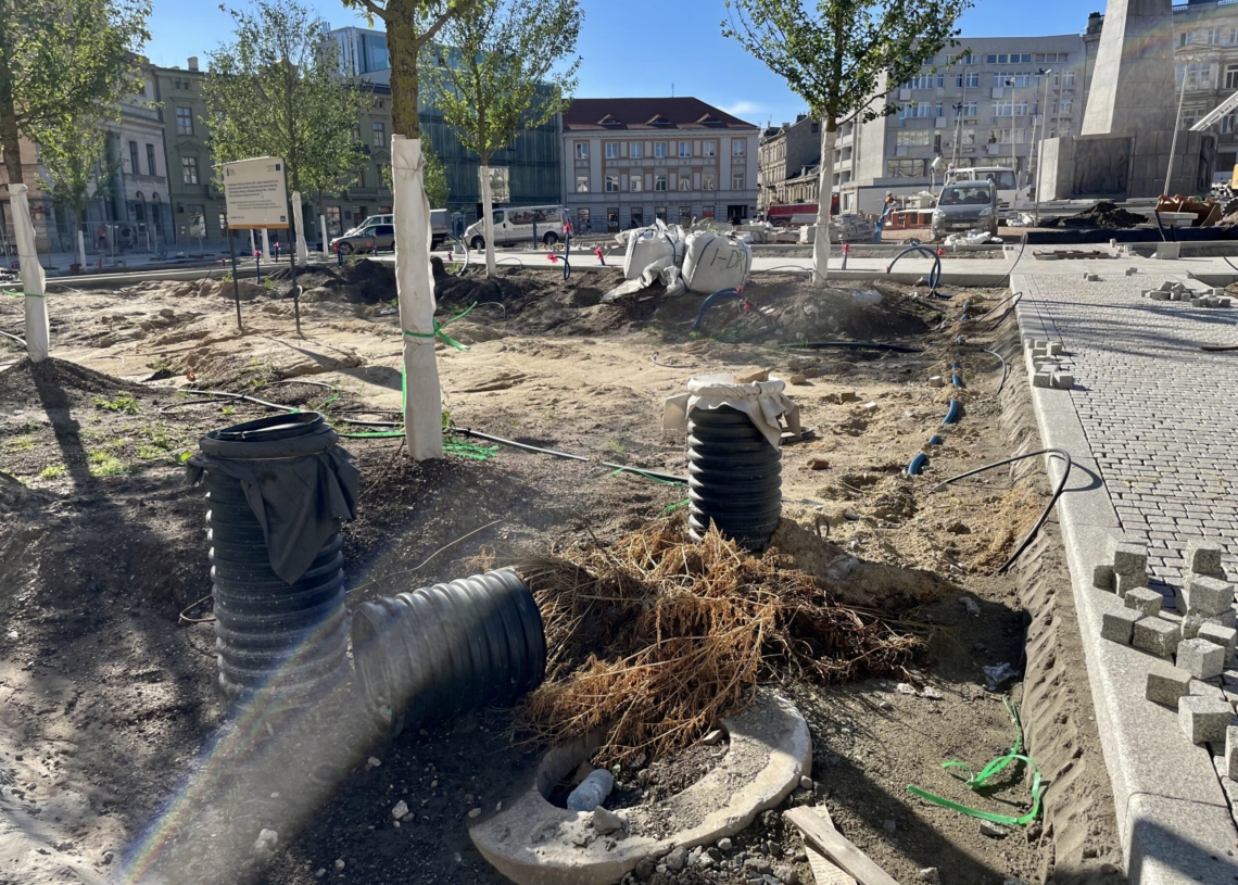 Przebudowa Placu Wolności – przybywa kostki granitowej i torów [ZDJĘCIA+WIDEO]