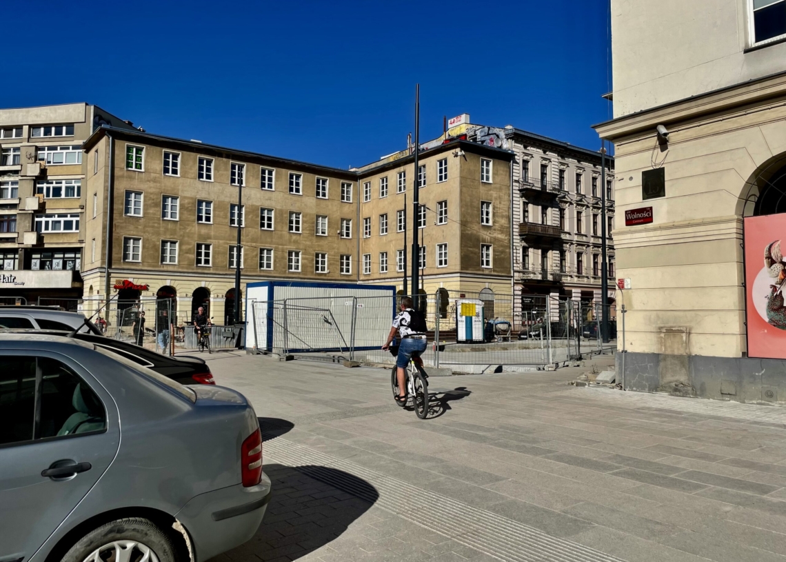 Przebudowa Placu Wolności – przybywa kostki granitowej i torów [ZDJĘCIA+WIDEO]