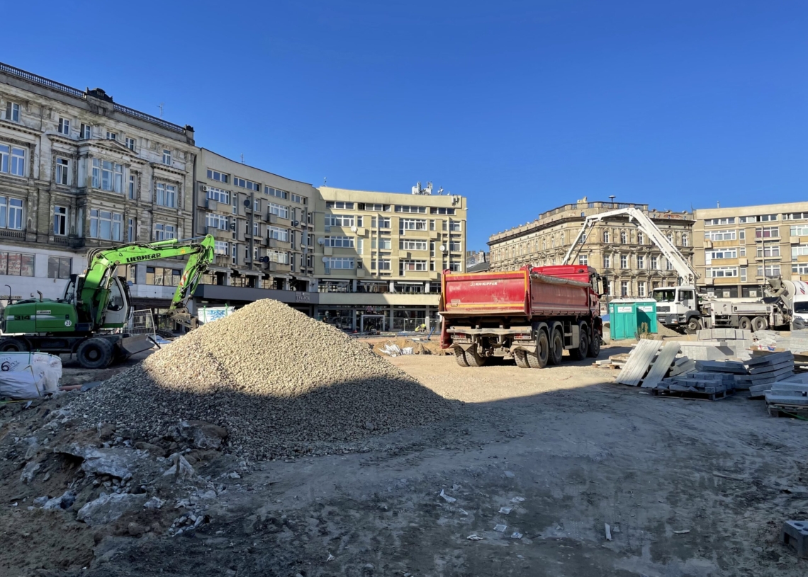 Przebudowa Placu Wolności – przybywa kostki granitowej i torów [ZDJĘCIA+WIDEO]