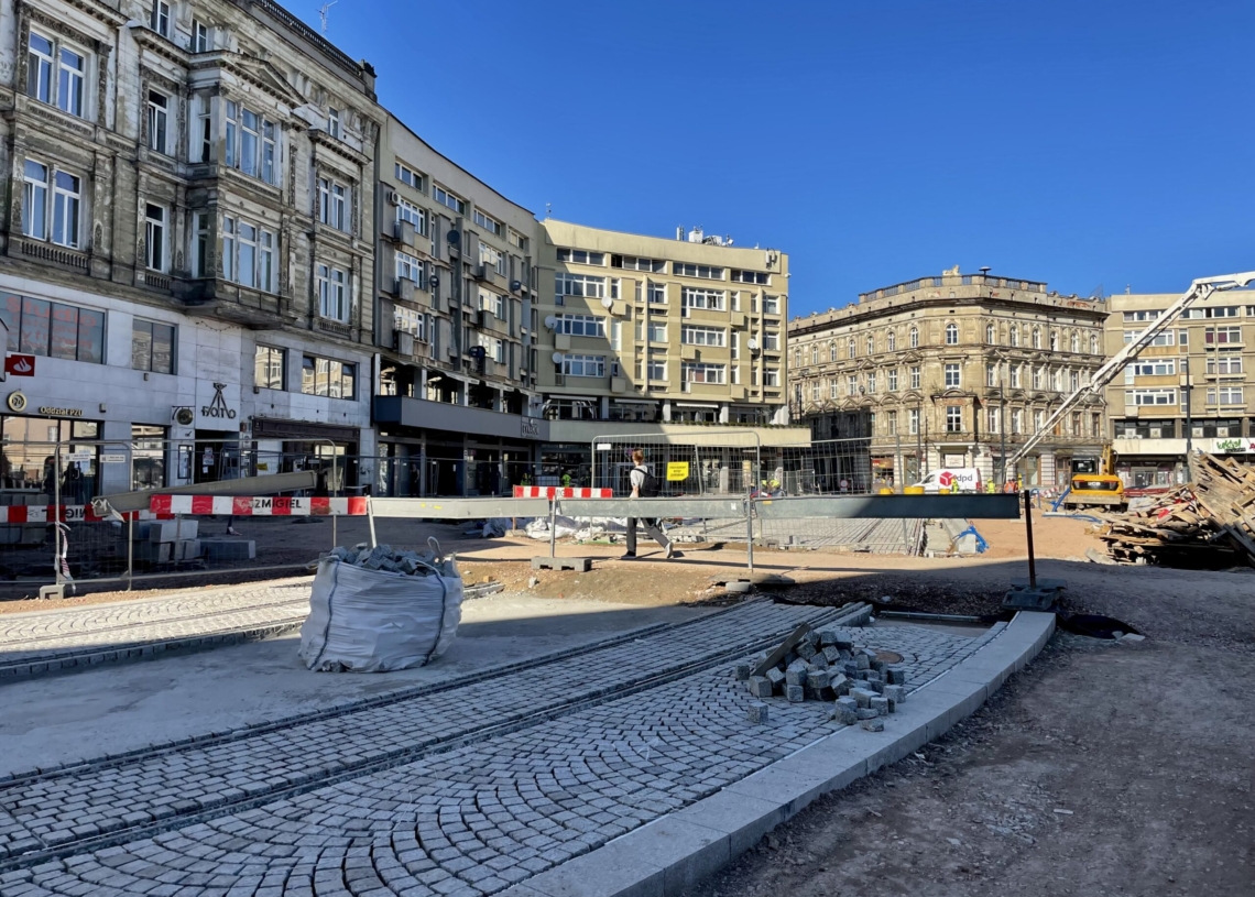 Przebudowa Placu Wolności – przybywa kostki granitowej i torów [ZDJĘCIA+WIDEO]