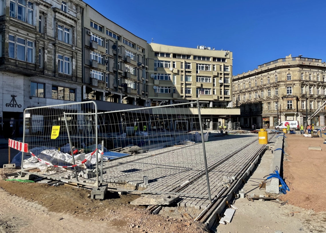 Przebudowa Placu Wolności – przybywa kostki granitowej i torów [ZDJĘCIA+WIDEO]
