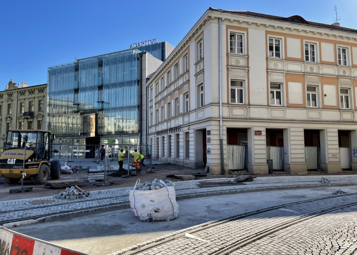 Przebudowa Placu Wolności – przybywa kostki granitowej i torów [ZDJĘCIA+WIDEO]