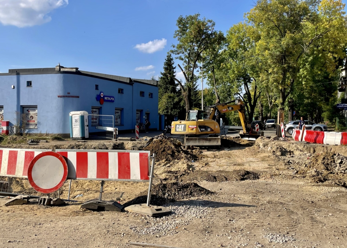 Przebudowa ulicy Przybyszewskiego. Na dwóch odcinkach wylano fragmenty podbudowy pod torowisko [ZDJĘCIA+WIDEO]