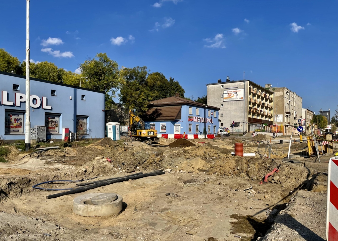Przebudowa ulicy Przybyszewskiego. Na dwóch odcinkach wylano fragmenty podbudowy pod torowisko [ZDJĘCIA+WIDEO]