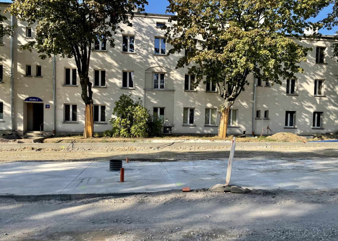 Przebudowa ulicy Przybyszewskiego. Na dwóch odcinkach wylano fragmenty podbudowy pod torowisko [ZDJĘCIA+WIDEO]