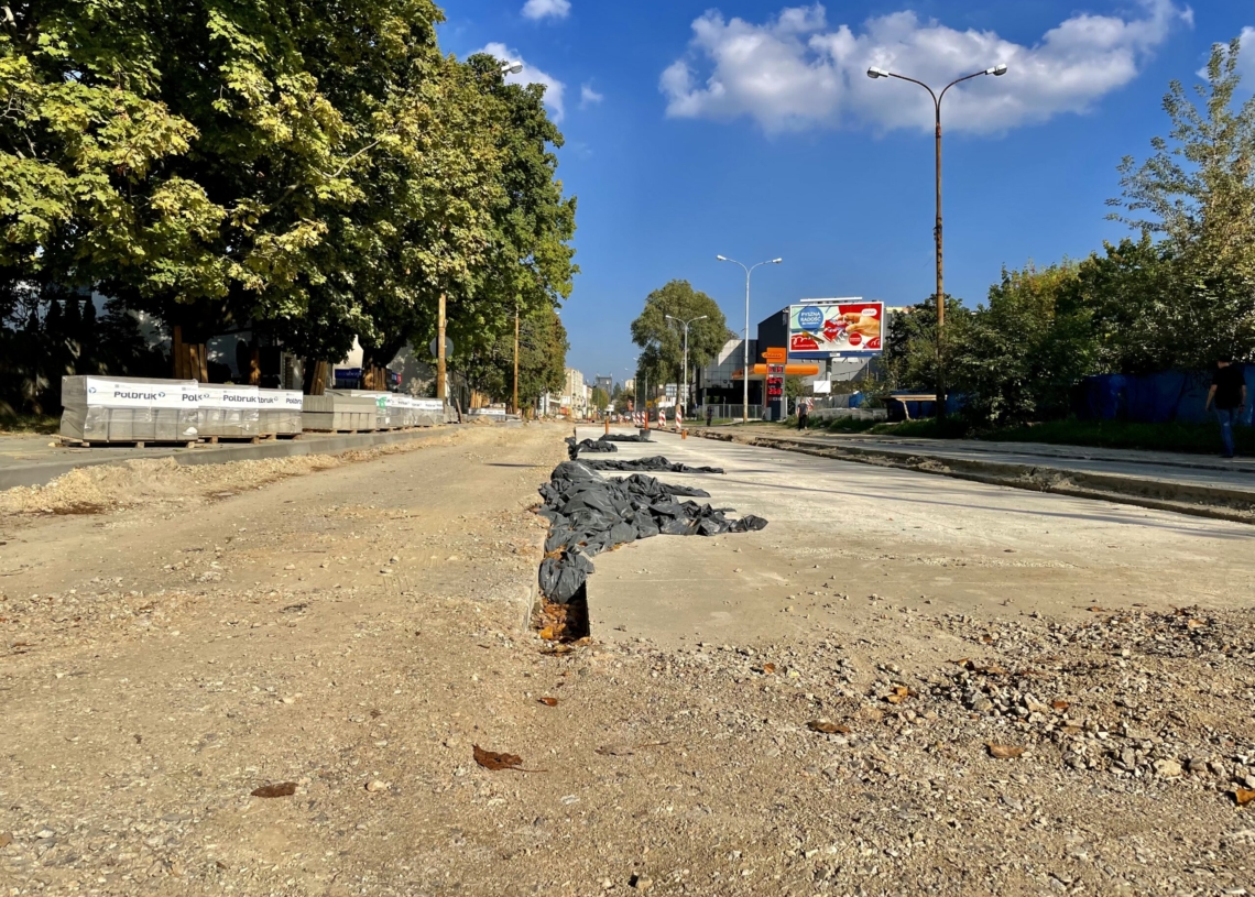 Przebudowa ulicy Przybyszewskiego. Na dwóch odcinkach wylano fragmenty podbudowy pod torowisko [ZDJĘCIA+WIDEO]