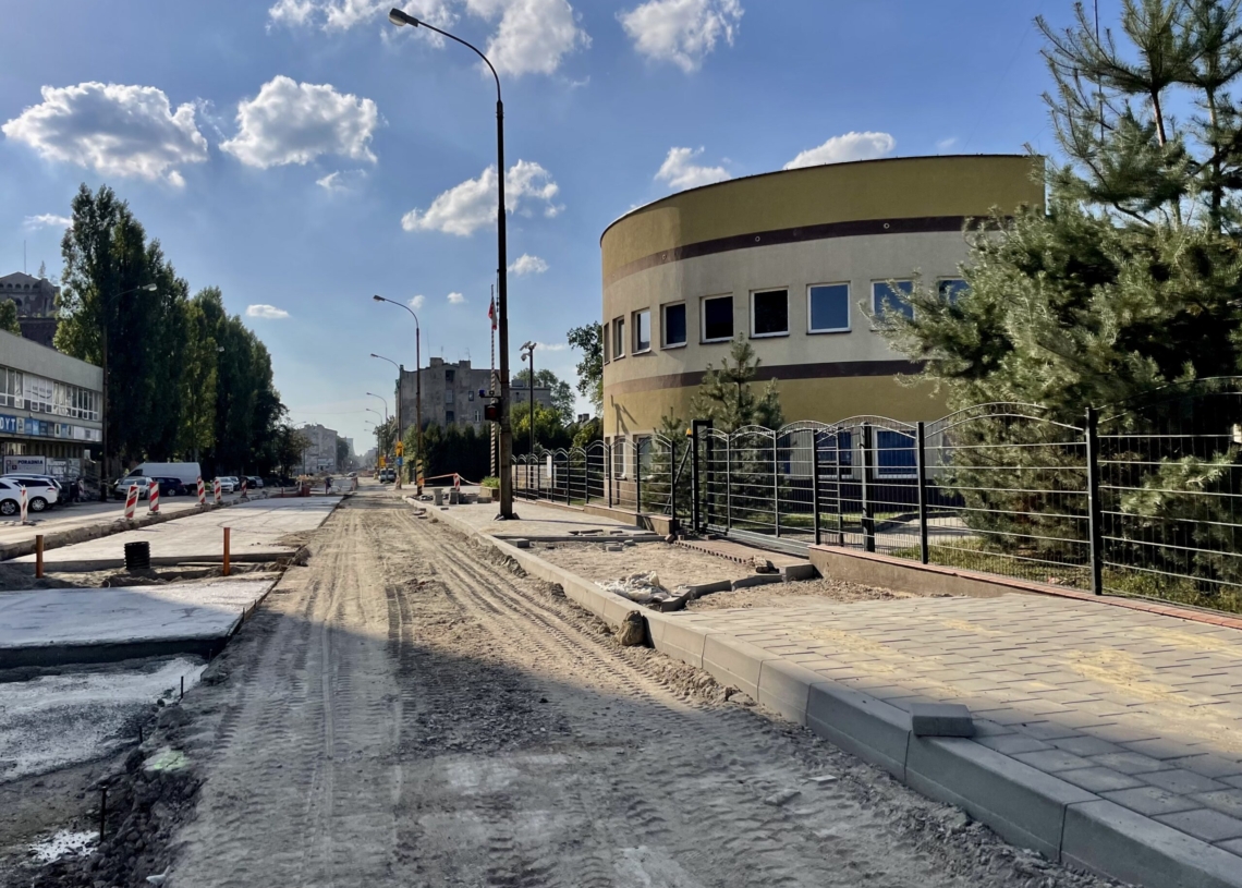 Przebudowa ulicy Przybyszewskiego. Na dwóch odcinkach wylano fragmenty podbudowy pod torowisko [ZDJĘCIA+WIDEO]