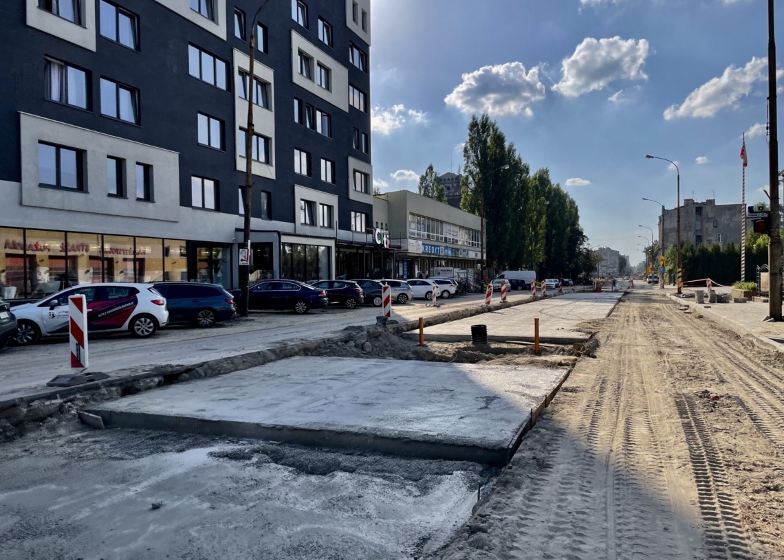 Przebudowa ulicy Przybyszewskiego. Na dwóch odcinkach wylano fragmenty podbudowy pod torowisko [ZDJĘCIA+WIDEO]