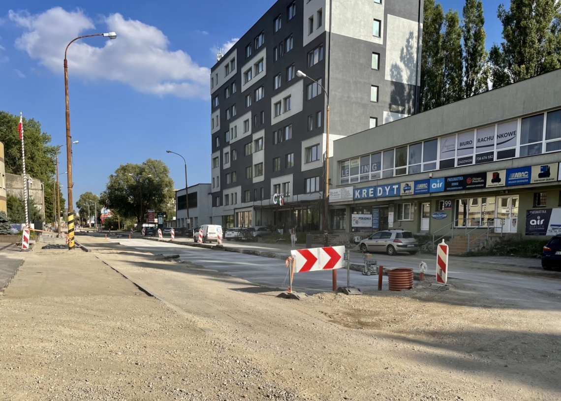 Przebudowa ulicy Przybyszewskiego. Na dwóch odcinkach wylano fragmenty podbudowy pod torowisko [ZDJĘCIA+WIDEO]